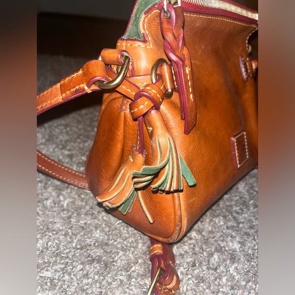 GREAT CONDITION RARE DOONEY AND BOURKE FLORENTINE LEATHER VINTAGE CROSSBODY - Picture 3 of 8